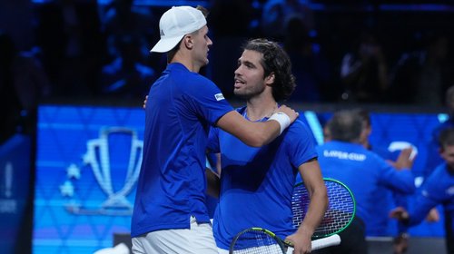 Alcaraz y Mensik ganan para darle a Europa ventaja en Laver