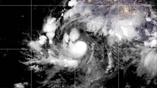 Se convierte Simón en huracán frente a las costas de México