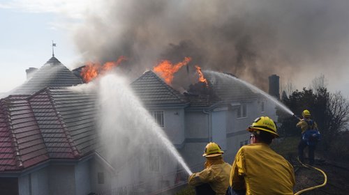 Incendios en el sur de California consumen viviendas costeras