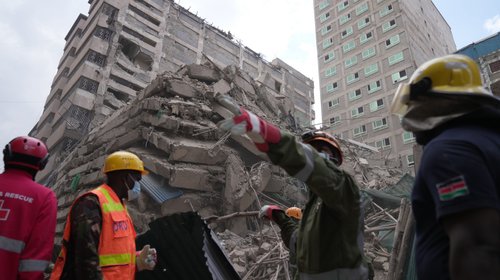 Dos personas son rescatadas de edificio colapsado en Nairobi