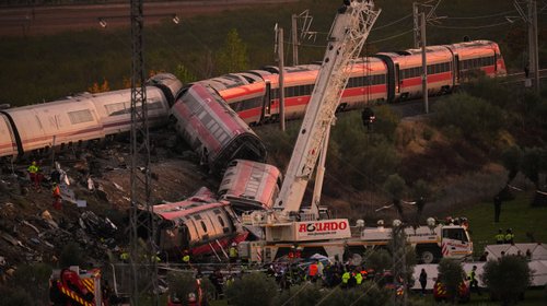 Confirman pasajeros asiáticos en choque de trenes en España