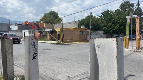 Accidente vial deja daños en vivienda, negocio y camioneta nueva 