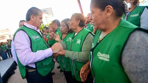 Lleva Riquelme obras de drenaje y pavimentación a Las Carolinas
