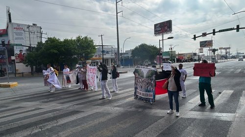 Manifestantes del IMSS realizan varios bloqueos en la urbe regia