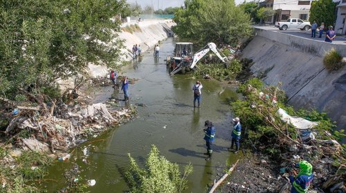 Monterrey limpia canal Aztlán y retira 1,800 toneladas de basura