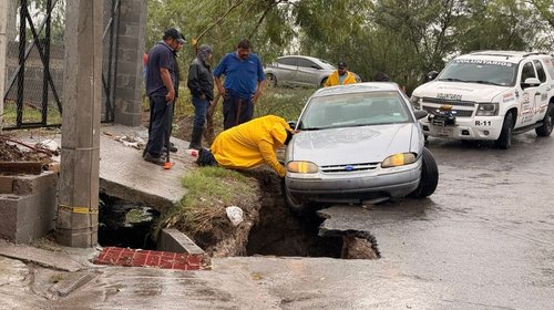 Cede pavimento en Matamoros y auto cae a un socavón