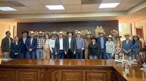 Se ponen botas y sombrero la mayoría de regidores en cabildo