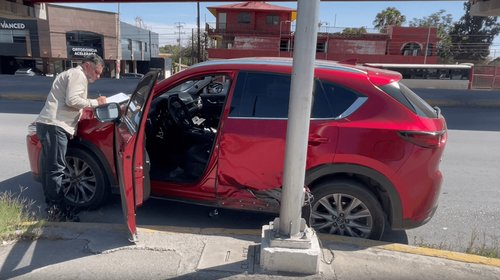 Conductores se culpan tras choque en colonia Guanajuato