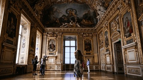 Reabren sala del Louvre donde ocurrió el robo
