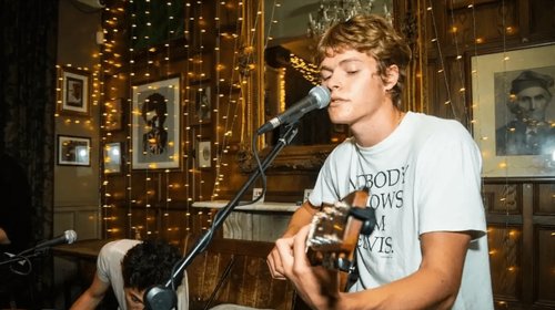 Hijo de Chris Martin debuta en la música con su propia banda