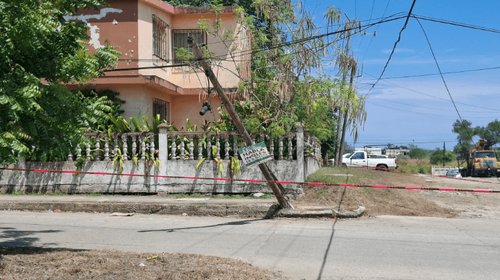 Camión materialista derriba tres postes de telefonía en Altamira