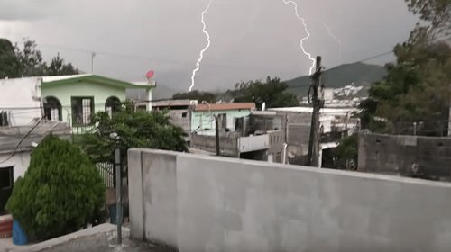 Reportan lluvia y fuertes ráfagas de viento al sur de Monterrey