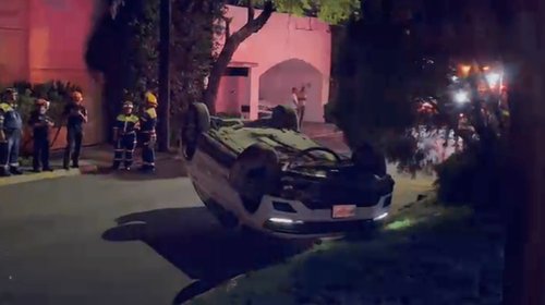 Chocan y vuelcan vehículos por presunta carrera en San Pedro