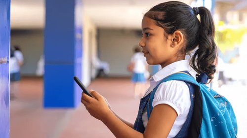 Padres consideran insuficiente restricción de celulares