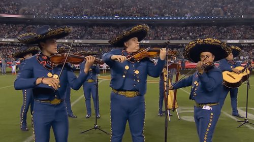 Mariachi intepreta el himno de EUA previo al Chicago vs Eagles