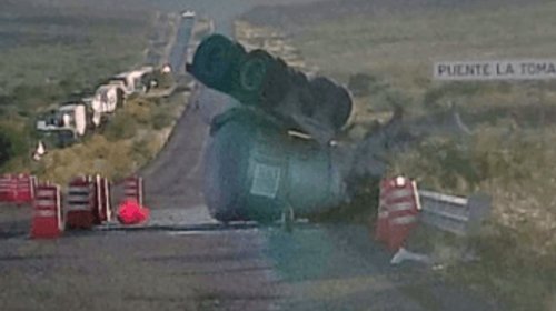 Derrame de pipa obliga a cerrar carretera en Sonora