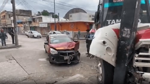 Microbús y taxi chocan contra semáforo en centro de Tampico