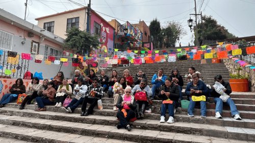 Tejen más de mil piezas de “papel picado” para altar en Saltillo