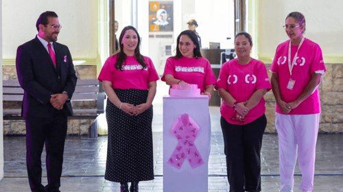 Mónica Oyervides encabeza encendido rosa contra cáncer de mama