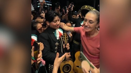 Sheinbaum 'se deja querer' en su llegada a NY para el Mundial