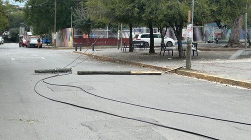 Denuncian_poste_derribado_en_Laderas_del_Mirador_be6f107ed7