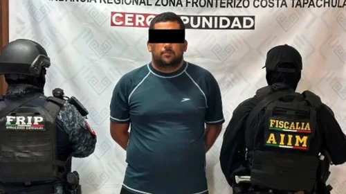 Detienen_a_maestro_en_Chiapas_tras_denuncia_publica_en_graduacion_f645cee087