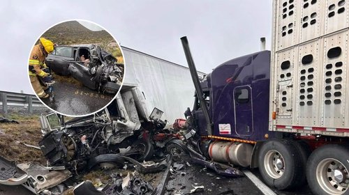 Fallece automovilista al impactar con dos tráileres 