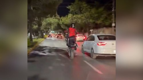 Graban a motociclistas haciendo acrobacias en Saltillo