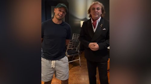 'Chicharito' presume su talento y canta junto a Cristian Castro