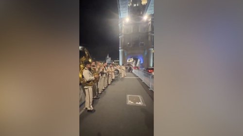 Policía frena concierto callejero de Banda El Recodo en Londres