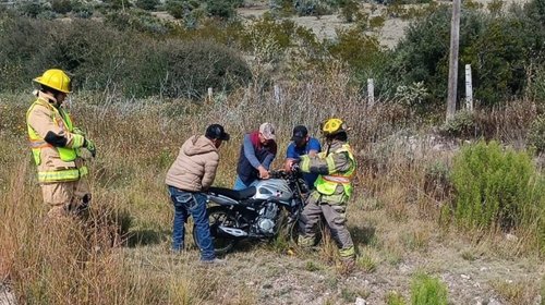 Resulta lesionado joven tras derrapar en carretera 57