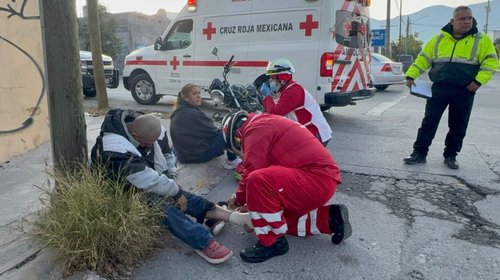 Embiste auto a pareja en moto y se da a la fuga en Saltillo
