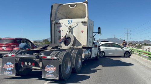 Tráiler y dos autos chocan en bulevar Fundadores