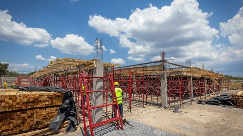 Avanza construcción de la UNEME en Salinas Victoria con Samuel