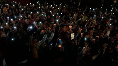Encienden velas en Bogotá por víctimas del terremoto