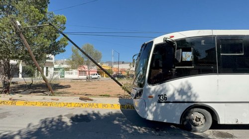 Tira camion de transporte tres postes por falla mecánica