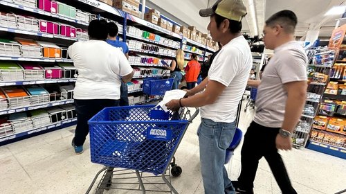 Intensifican padres compras de útiles antes de volver a las aulas