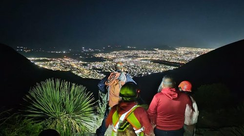 Bomberos rescatan a dos mujeres en la Sierra de Zapalinamé 