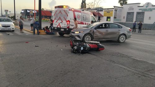 Resulta motociclista grave en choque en Ramos Arizpe