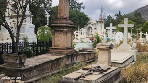 Alistan panteones y piden evitar música en las visitas