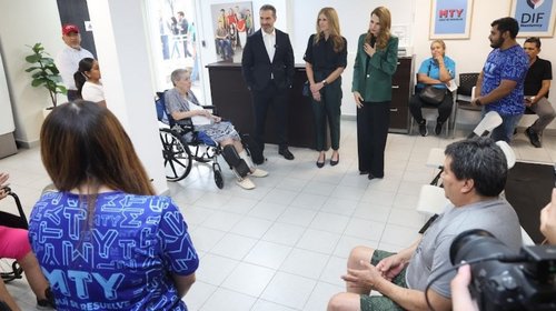 Visita cónsul de Canadá innovador centro de asistencia social