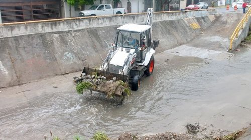 Limpian canal en Monterrey para prevenir inundaciones