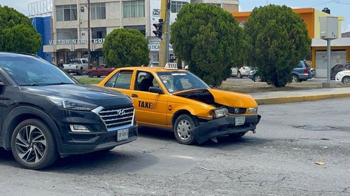 Provoca taxista choque en la zona centro por semáforo