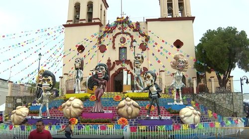 Calaveras gigantes e historia adornan megaaltar en Santiago