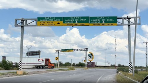 Genera falla eléctrica caos vial en Puente Comercio Mundial