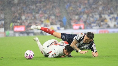 Rayados regala triunfo a Chivas, que gana 1-0