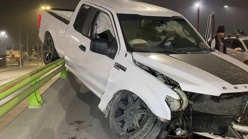 Camioneta salta camellón y deja dos heridos en bulevar