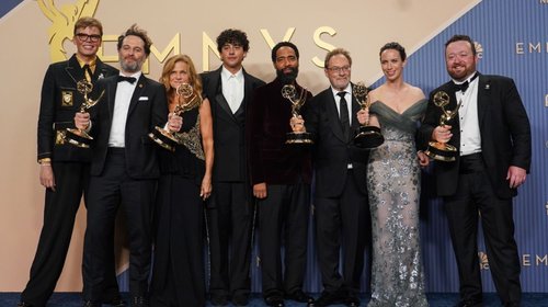 Dominan los Premios Emmy con jornada de sorpresas y galardones