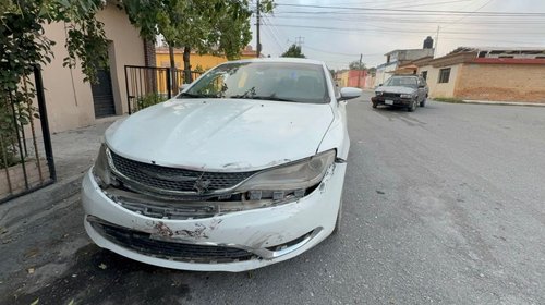 Chocan dos vehículos por omisión de alto en la González Cepeda