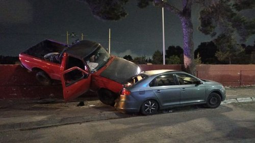 Termina sobre dos autos en desnivel y se da a la fuga